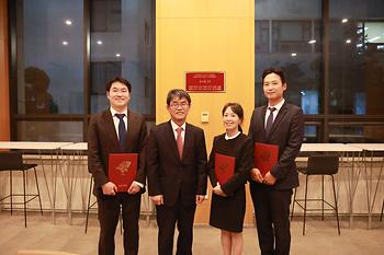 로스쿨 1기 동문 및 목혜원 교수님, 발전기금 기부식 이미지